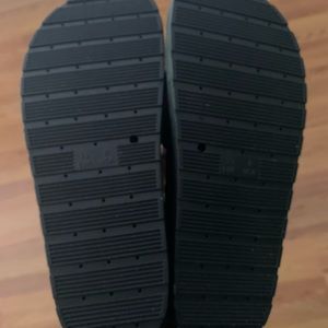 Slides, Gucci similar